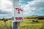 "Fuori Terna": su un palo elettrico fuori dalla stazione di Selargius, la scritta contro Terna, la società che gestisce la rete elettrica italiana, titolare anche del progetto del Tyrrhenian link