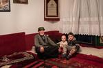 Un nonno con i suoi due nipoti all'interno di un'abitazione nel paese di Obiliq. La casa dista solo qualche centinaio di metri dalla centrale termica Kosovo-A. Nel 2019, l'Alleanza per la salute e l'ambiente (Heal), con sede a Bruxelles, ha rilevato che 16 centrali elettriche a carbone dei Balcani occidentali emettono una quantità di anidride solforosa, particolato e ossidi di azoto superiore a quella dell'intera flotta europea a carbone.