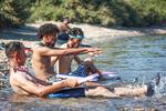 Lesbo (Grecia), estate 2024. Tre partecipanti al corso seguono le indicazioni delle istruttrici per una corretta posizione in acqua del corpo (Foto di Giacomo Sini)