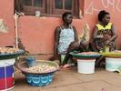 Venditrici di anacardi in strada a Bissau, la capitale della Guinea-Bissau