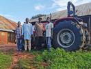 Componenti dell'associazione Dedos unidos Colibuia mostrano il loro "orgoglio": un trattore con cui sperano di convincere i contadini a non abbandonare le risaie per l'anacardio 