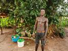 Daniel Sambu, 35 anni: "Prima coltivavamo riso, poi siamo passati all'anacardio: aiuta di più"
