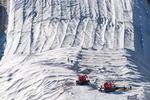 9 settembre 2020. Le operazioni di rimozione dei teli geotessili sul ghiacciaio Presena. L'iniziativa è al centro di un accesso dibattito sulla reale sostenibilità dei teli a livello economico e ambientale