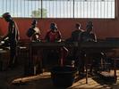 Lavoratori di anacardi nella fabbrica di Ajuda de Desenvolvimento de Povo para Povo na Guiné-Bissau