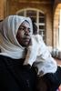 Sumaya abbraccia sua figlia Amal. Ha lasciato il Sudan nel 2019 per scampare alla guerra e in Libano ha lavorato come collaboratrice domestica fino all'inizio del conflitto, che l'ha costretta a una nuova fuga