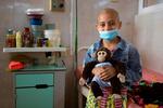 L'Avana. Una piccola paziente al reparto di oncologia pediatrica dell'Instituto nacional de oncología y radiobiología