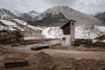 Livigno, cumuli di neve ai piedi degli impianti olimpici in fase di smontaggio. Foto di P. Valenti