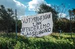 Striscione contro il Tyrrhenian link in prossimità della centrale Terna di Selargius