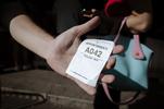 Una persona mostra il biglietto numerato consegnato dagli agenti (© Paolo Valenti/lavialibera)