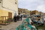 Un gruppo di pescatori sulla banchina del Porto Canale