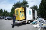 Stezzano (Bergamo). Gli operatori della cooperativa Ruah portano via un cassonetto per la raccolta dei vestiti usati. A causa della crisi, l'organizzazione ha dovuto chiuderne o rimuoverne dalla strada più della metà
