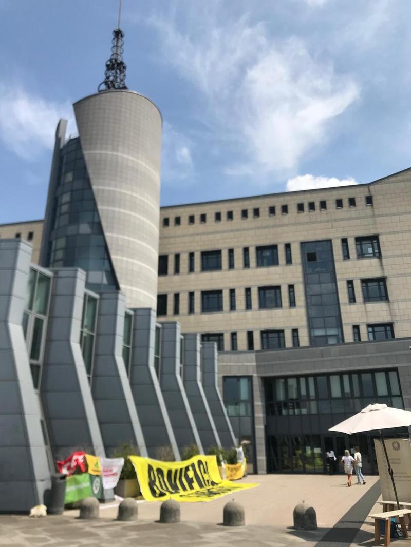 Il Tribunale di Vicenza, dove si è svolto il processo ai manager della Miteni per l'inquinamento da pfas. In giallo, lo striscione degli attivisti che chiedono bonifiche dei territori (Foto di Laura Fazzini)