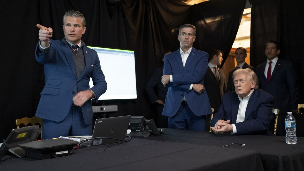 Palm Beach (Florida), 3 gennaio 2026. Il presidente degli Stati Uniti Donald Trump, il direttore della Cia John Ratcliffe e il segretario alla Guerra Pete Hegseth seguono la cattura di Nicolas Maduro dalla villa di Mar-a-Lago. Foto della Casa Bianca