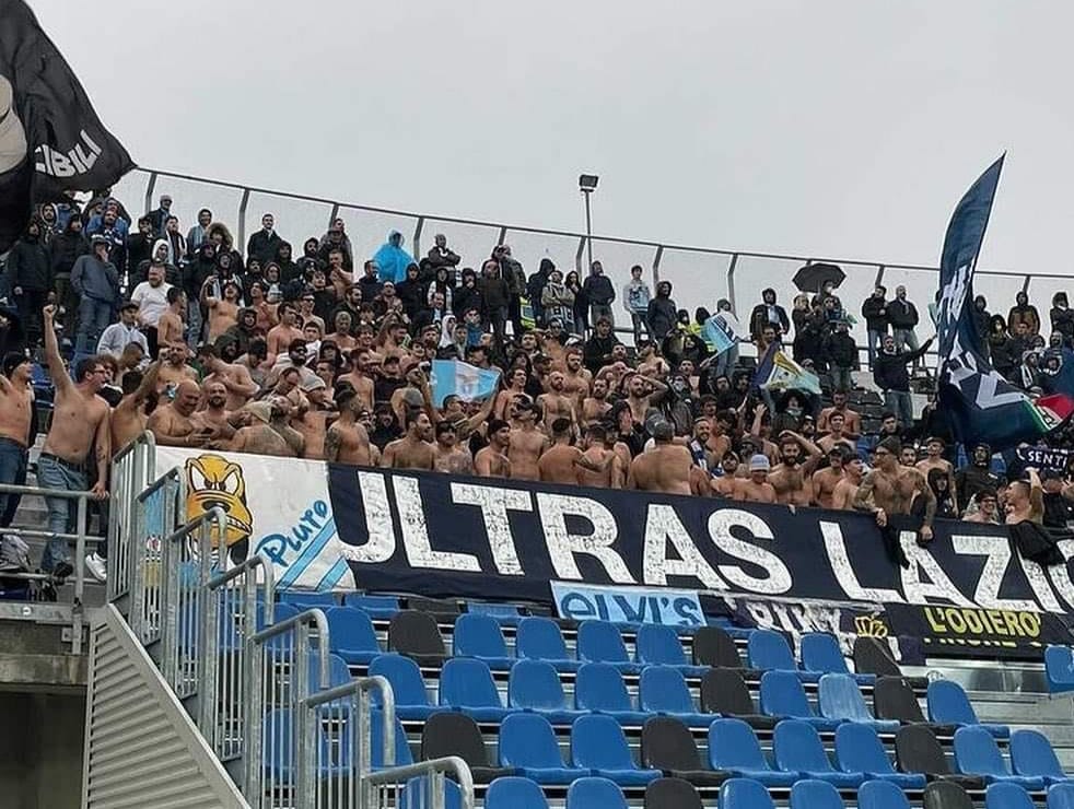 Bergamo, 30 ottobre 2021. Gli Ultras Lazio espongono due striscioni dedicati a Elvis Demce e Arben Zogu, detto Riky, esponenti della malavita albanese a Roma. Foto da Facebook