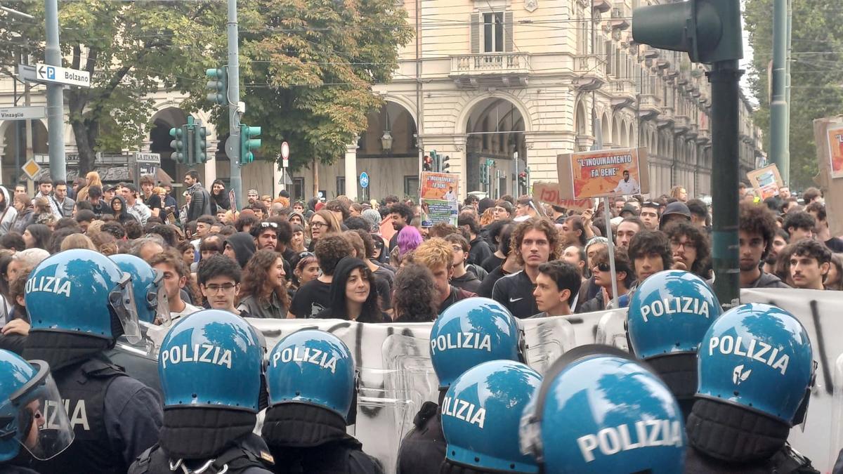 Torino, 18 settembre 2026. Il presidio di militanti di Askatasuna e dei collettivi contro l'intervento di Vannacci all'incontro organizzato dal sindacato Fsp