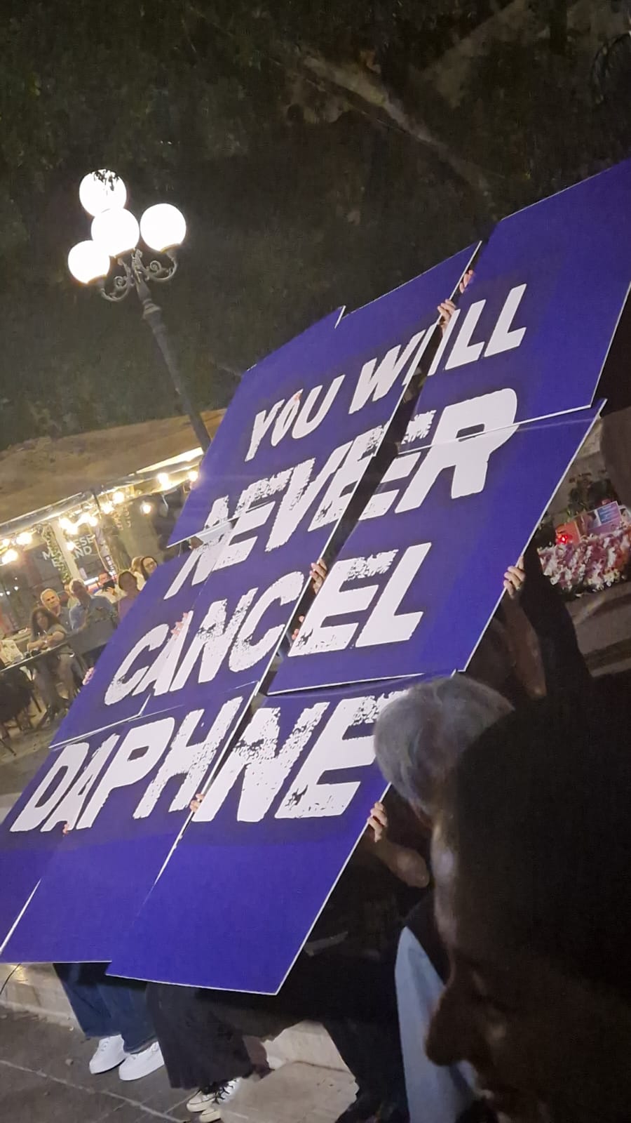 La Valletta, 16 ottobre. Un cartello esposto alla marcia di protesta in memoria della giornalista uccisa nel 2017