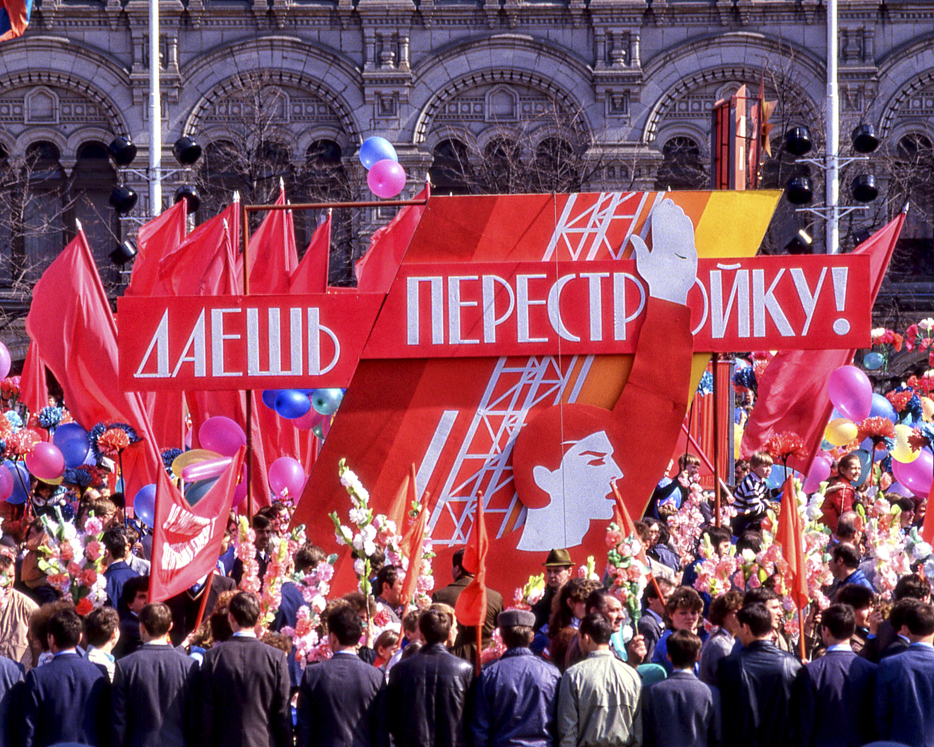 Manifestazione in Piazza Rossa a favore della perestrojka, primo maggio 1987. Foto: Arnold Drapkin/ZUMAPRESS.com