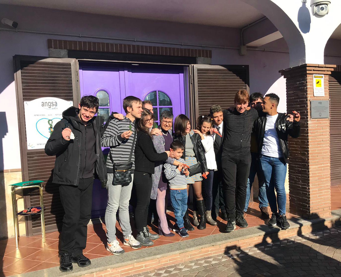 I giovani dell'Angsa Lazio nella villa confiscata ai Casamonica. Fonte: Facebook