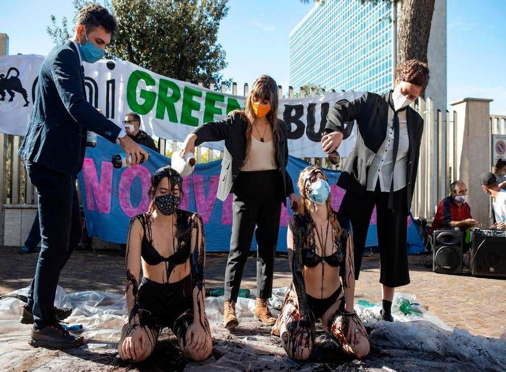 L'azione di Extinction rebellion davanti alla sede dell'Eni a Roma. Ottobre 2020